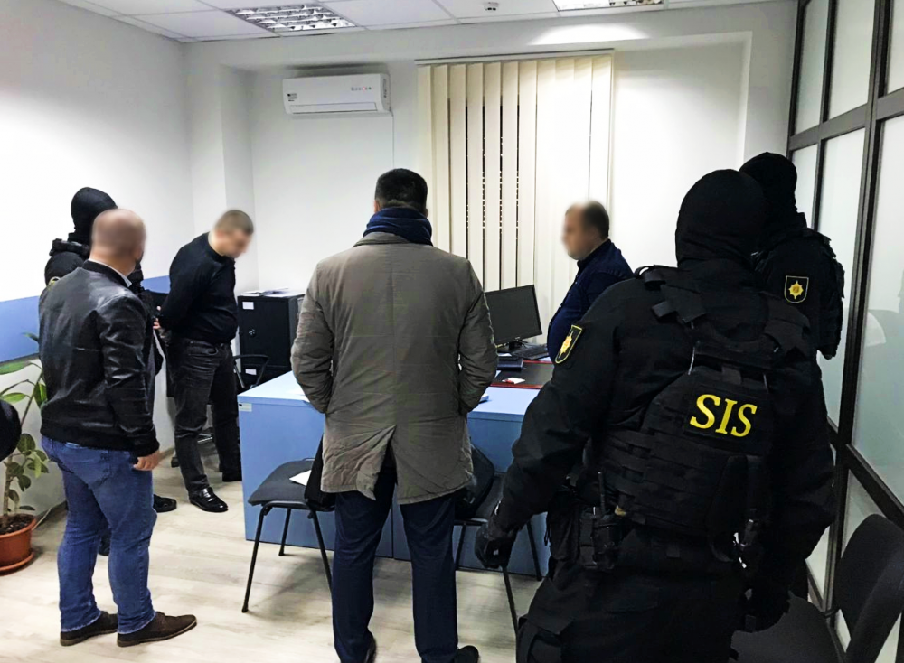 8000 lei, estorcați de la o mamă cu mulți copii